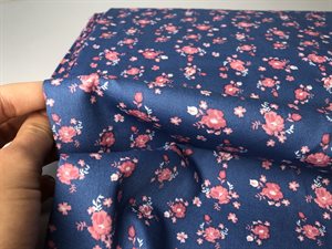Poplin - blid jeansblå med små rosa blomsterbundt